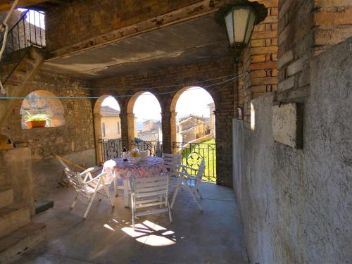 una sala da pranzo con tavolo e sedie in un edificio di Scappo in Umbria, la Loggia ad Amelia