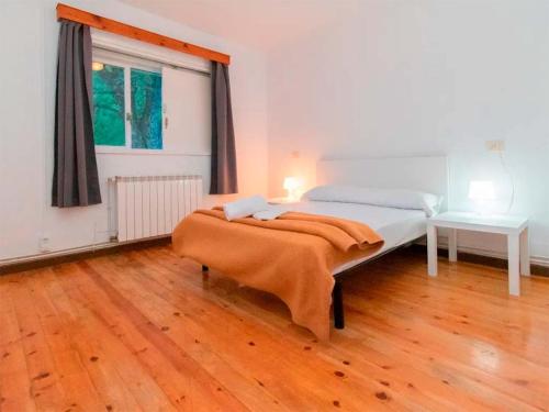 a bedroom with a bed and a window at Complejo Bubal Formigal 3000 in Búbal