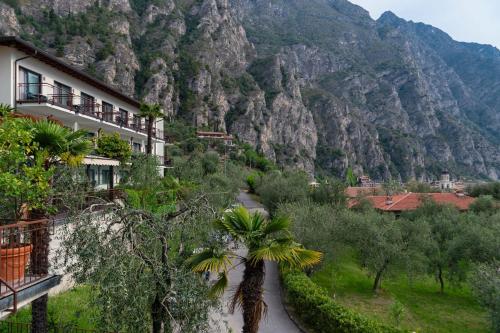 eine gewundene Straße vor einem Berg in der Unterkunft Hotel Ilma Lake Garda Resort in Limone sul Garda