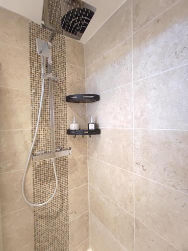 une douche avec pommeau de douche dans une salle de bain dans l'établissement L'Ipanema - Standing T2 + Balcon, à Cassis