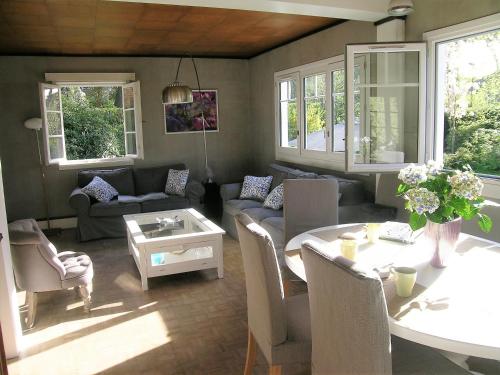 un salon avec un canapé et une table dans l'établissement Chalet de Vasterival, à Varengeville-sur-Mer