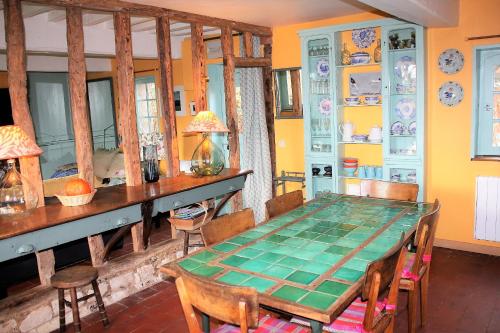 une salle à manger avec une table et des chaises dans l'établissement Petite Maison, à Varengeville-sur-Mer
