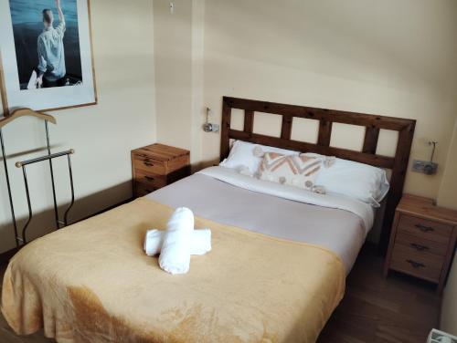 Un dormitorio con una cama con un osito de peluche. en Apartamento Punta Balea, en Cangas de Morrazo
