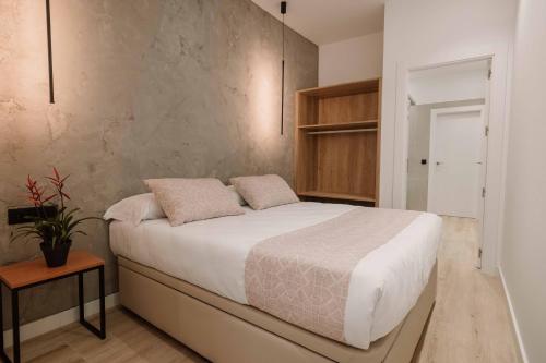 1 dormitorio con cama y pared de hormigón en Rincon De La Cruz en Caravaca de la Cruz