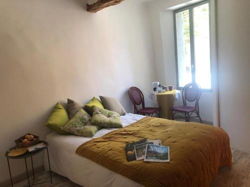 une chambre avec un lit, des chaises et une fenêtre dans l'établissement ÉcoHavre Correns, à Correns