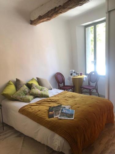 une chambre avec un lit et une table avec des chaises dans l'établissement ÉcoHavre Correns, à Correns