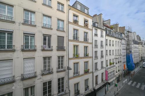 une rangée de bâtiments dans une rue de la ville dans l'établissement Cléry 32, à Paris