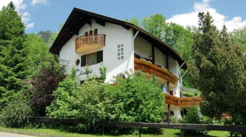 バート・ヒンデラングにあるGästehaus Landgrafの黒屋根白屋