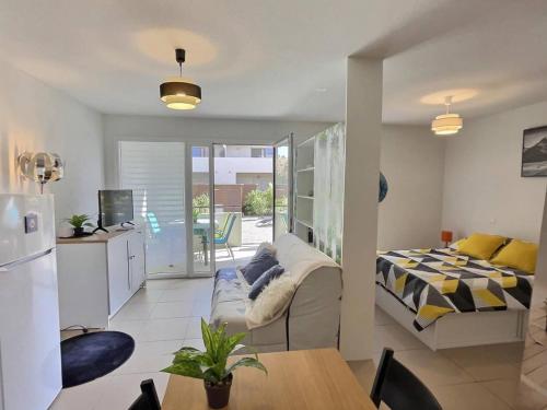 un salon avec un lit et une salle à manger dans l'établissement Yor, à Sérignan