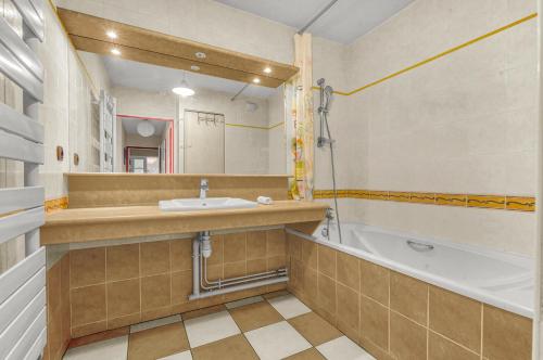 ein Badezimmer mit einem Waschbecken, einer Badewanne und einem Spiegel in der Unterkunft Rio L'Aïga - Superbe terrasse sur Garonne in Toulouse