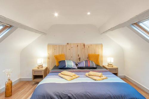 - une chambre avec un grand lit et des oreillers dans l'établissement Le Puits d'Etretat-Belle maison, à Étretat