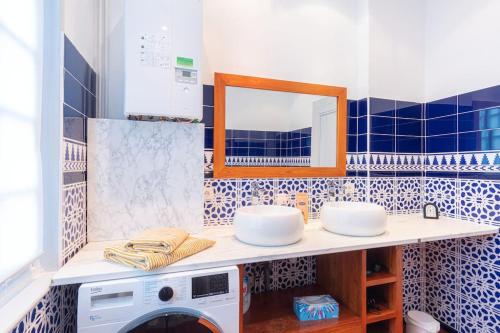 エトルタにあるLe Puits d'Etretat-Belle maisonのバスルーム(洗濯機、鏡付)