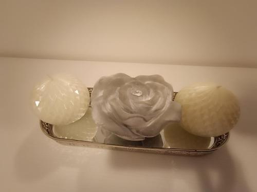 a plate with three flowers on a table at Appartamento turistico Olivella in Formia