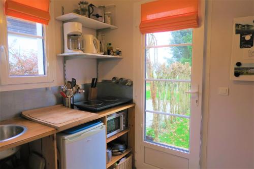 une petite cuisine avec un évier et une fenêtre dans l'établissement Nid de Mer, à Varengeville-sur-Mer