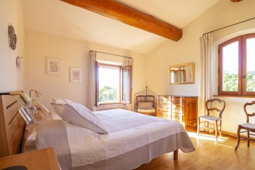 - une chambre avec un lit blanc et 2 fenêtres dans l'établissement Mas de Lavande, à Saint-Rémy-de-Provence