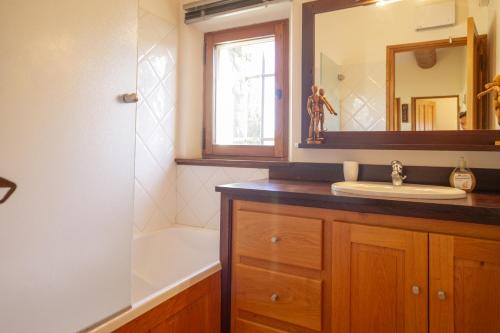 une salle de bain avec un lavabo, une douche et un miroir dans l'établissement Mas de Lavande, à Saint-Rémy-de-Provence