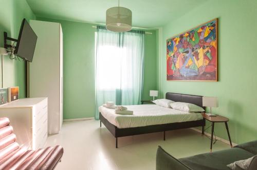um quarto com uma cama e um quadro na parede em [Last Supper] Elegant Atelier em Milão