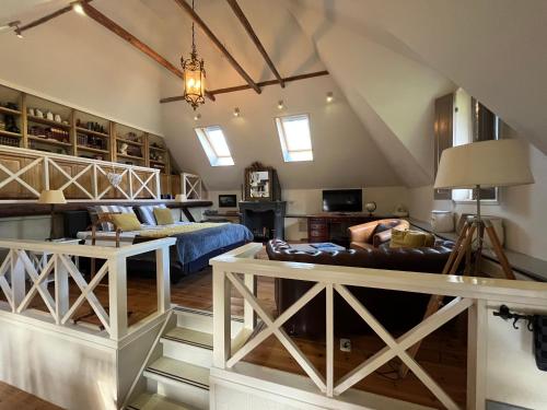 a large living room with a vaulted ceiling at Plompeblad Suite Giethoorn in Giethoorn