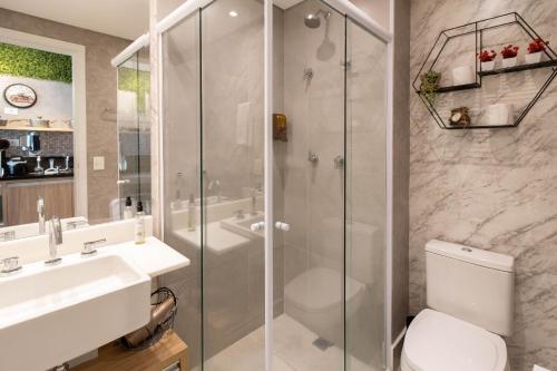 een badkamer met een douche, een toilet en een wastafel bij Apartamento 1106 em condomínio de alto padrão in Guarulhos