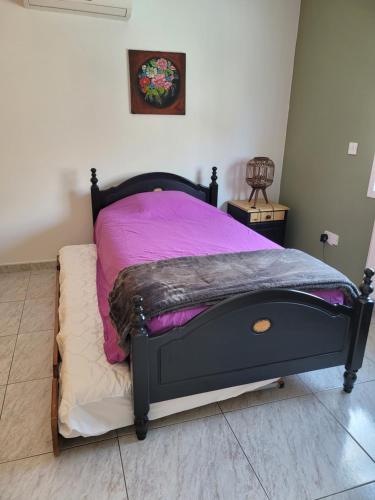 利馬索爾的住宿－Beautiful bedroom，一间卧室配有一张带粉红色棉被的床
