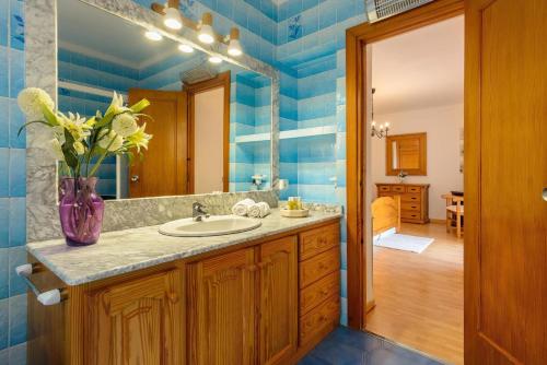 La salle de bains est pourvue d'un lavabo et d'un miroir. dans l'établissement Delightful Ibiza Villa - Spectacular Mountain Views - Villa Jasmine - 4 Bedrooms - Ibiza Town, à Sant Rafael de Sa Creu