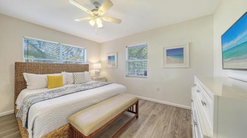 - une chambre avec un lit et un ventilateur de plafond dans l'établissement The Palms Cottage - 325, à Siesta Key