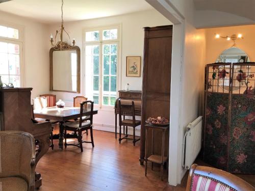 une salle à manger avec une table et une table et des chaises dans l'établissement Roses, à Hautot-sur-Mer