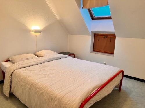 - une chambre avec un grand lit blanc et une fenêtre dans l'établissement Colibri 9, à Nieuport