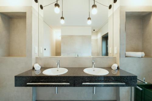 Bilik mandi di The Garden Suites by Suite030