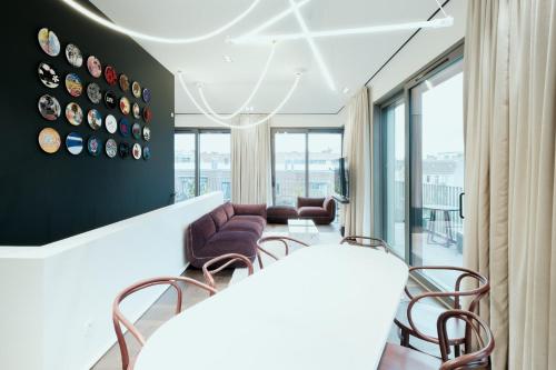 Ruang duduk di The Garden Suites by Suite030