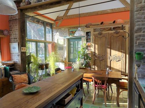 une cuisine avec une grande table et des chaises en bois dans l'établissement Ecuries de Coqueretaumont, à Varengeville-sur-Mer