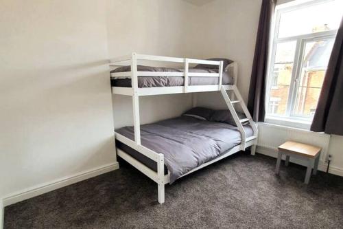 een slaapkamer met 2 stapelbedden en een raam bij Charming 2BD tranquil stay in Ferryhill, Durham in Ferryhill