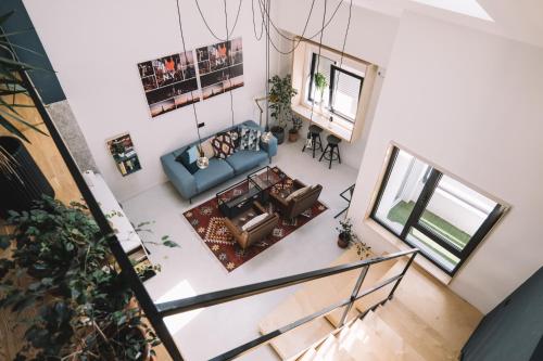 尼什的住宿－Beautiful Duplex Loft，享有带蓝色沙发的客厅的顶部景色。