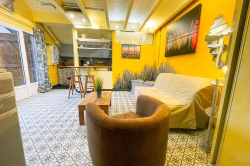 un salon avec un canapé et une table dans l'établissement #M1 La maisonnette des 3 ponts Terrace, à Saint-Égrève