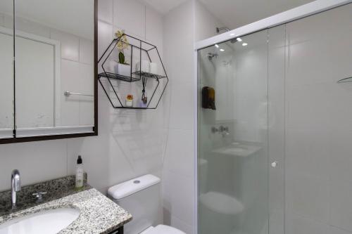 uma casa de banho com um chuveiro, um WC e um lavatório. em Apartamento 408 em condomínio de alto padrão em Guarulhos