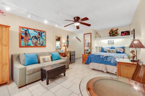 1 dormitorio con 1 cama y 1 sofá en Kona Islander Inn 147 Tropical Oasis en Kailua-Kona