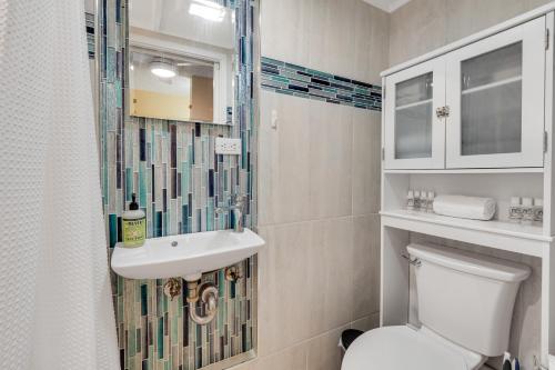 Kona Islander Inn 147 Tropical Oasis في كيلوا كونا: حمام مع حوض ومرحاض ودش