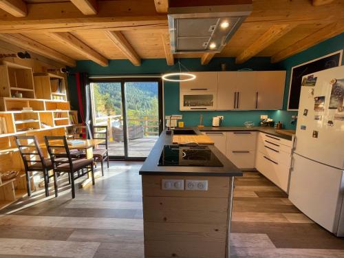 Il comprend une cuisine équipée d'un réfrigérateur et d'une cuisinière. four supérieur dans l'établissement Le Chal'étincelle, à Valdeblore