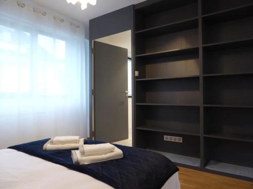 une chambre avec un lit avec deux serviettes dessus dans l'établissement Contades Orangerie, à Strasbourg