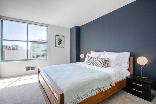 Postel nebo postele na pokoji v ubytování S Beach 1BR w Gym Pool Sauna nr SF Bay SFO-136