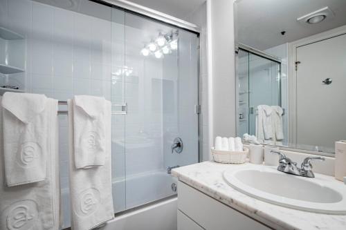 Koupelna v ubytování S Beach 1BR w Gym Pool Sauna nr SF Bay SFO-136