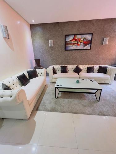 een woonkamer met 2 banken en een salontafel bij appartement dino in Marrakesh