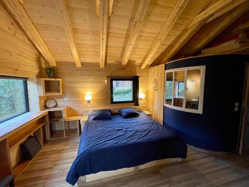 1 dormitorio con 1 cama en una cabaña de madera en Le Chal'étincelle, en Valdeblore