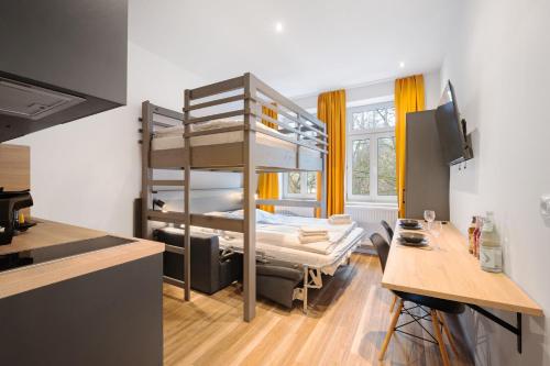 a kitchen with a bunk bed in a room at Servus Apartments by Homaris in Munich
