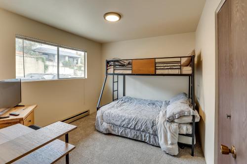 een slaapkamer met een bed, een bureau en een raam bij Lewiston Vacation Rental with Nearby River Access! in Lewiston