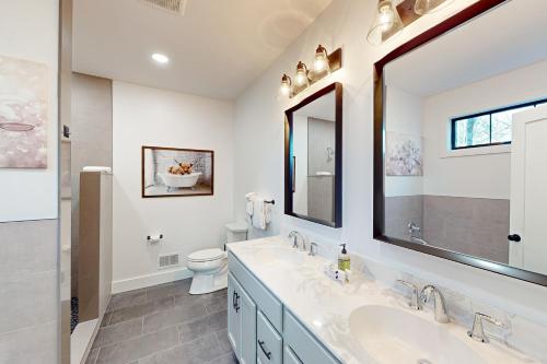喬治湖的住宿－Perfect Getaway，一间带水槽、卫生间和镜子的浴室