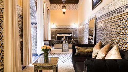 ein Wohnzimmer mit einem Sofa und einem Bett in der Unterkunft Riad Afous in Marrakesch