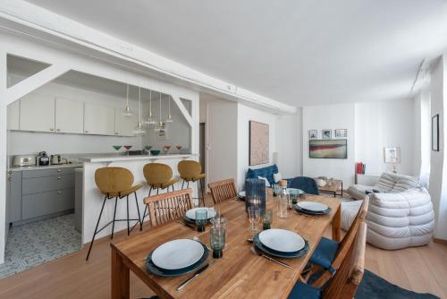 une salle à manger et un salon avec une table et des chaises dans l'établissement Alma - Charmant apt 2 chambres, à Lyon