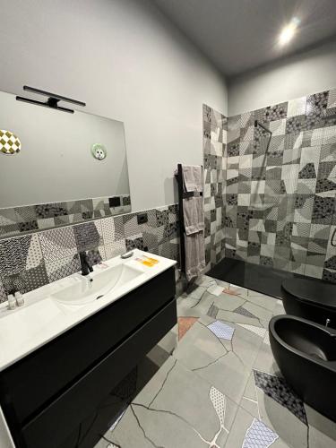 a bathroom with a sink and a toilet and a shower at Casa Genovesi - vicino Porta Nuova F.S. in Turin