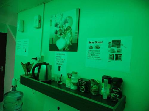 uma parede verde com uma prateleira na casa de banho em Sharaf DG Partition Private room 40 flat 03# em Dubai